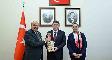 Başkan Arslan, Adalet Bakanı Tunç'a sarımsak hediye etti