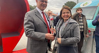 Başkan Öküzcüoğlu'ndan ilk karanfil eşine