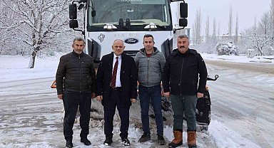Başkan Öztürk, kar küreme aracıyla yolları temizledi