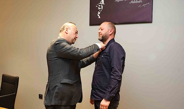 Başkan Yalım seçimde rakibi olan başkan adayına CHP rozetini bizzat kendisi taktı