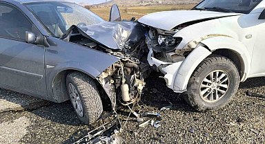 Batman'da iki araç kafa kafaya çarpıştı: 2 yaralı