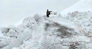 Batman'da karla kaplı köy yolları ulaşıma açıldı