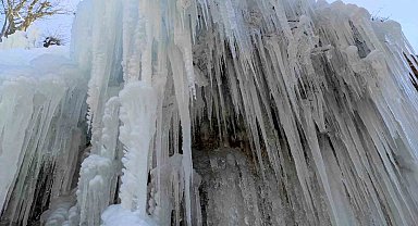 Batman'da şelale dondu, 30 metreyi bulan buz sarkıtları oluştu