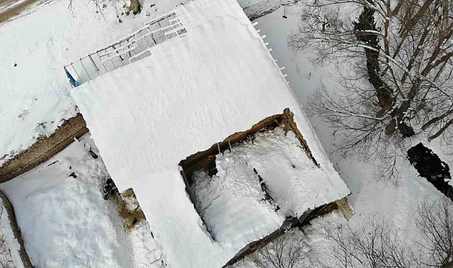Bayburt'ta bir ahırın çatısı çatıda biriken yoğun kar nedeniyle çöktü