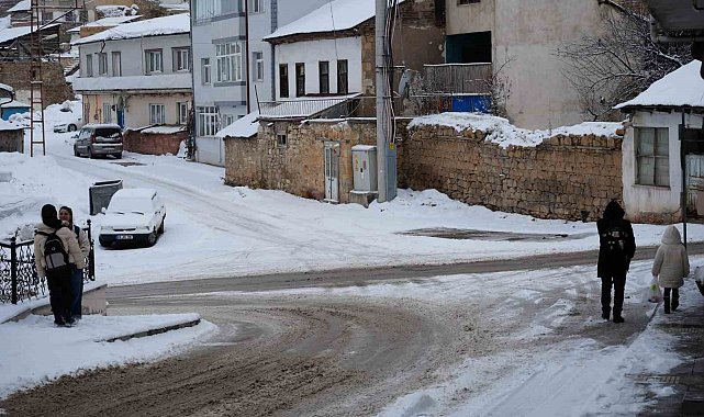 Bayburt'ta etkili olan kar yağışı sonrası kent beyaz örtüyle kaplandı