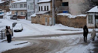 Bayburt'ta etkili olan kar yağışı sonrası kent beyaz örtüyle kaplandı