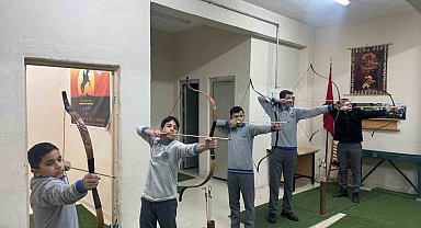 Bayburt'ta lise öğrencilerine okçuluk eğitimi verildi