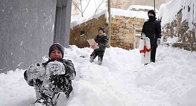 Bayburt'un Aydıntepe ilçesinde yoğun kar nedeniyle okullar bir gün tatil edildi