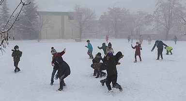 Bayburt'un Demirözü ilçesinde eğitime kar tatili