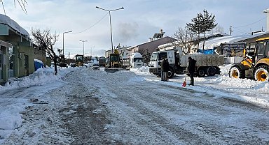 Bayburt'un Demirözü ve Aydıntepe ilçelerinde kar temizliği yapılıyor