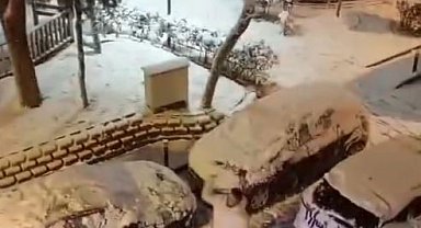 Bayrampaşa'da polis ile vatandaşın kartopu eğlencesi kamerada