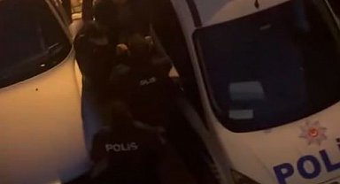 Bayrampaşa'da sahibinin ağızlıksız gezdirdiği pitbull cinsi köpek polise saldırdı