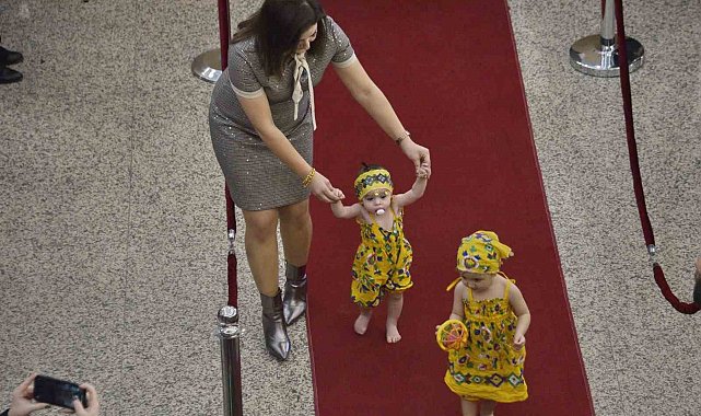Bebekler ve çocuklar podyuma çıktı, renkli kostümleri ile büyük beğeni topladı