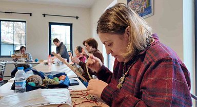 Belde Evleri'ndeki minyatür kilim ve şal dokuma kursuna kadınlardan yoğun ilgi