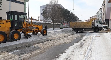 Belediye ekiplerinin kar temizlik mesaisi sürüyor