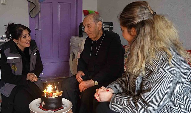 Belediyeden gönülleri ısıtan sürpriz: 85 yıllık ömründe ilk kez doğum gününü kutladı