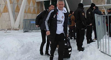 Beşiktaş'a dondurucu soğukta çiçekli karşılama