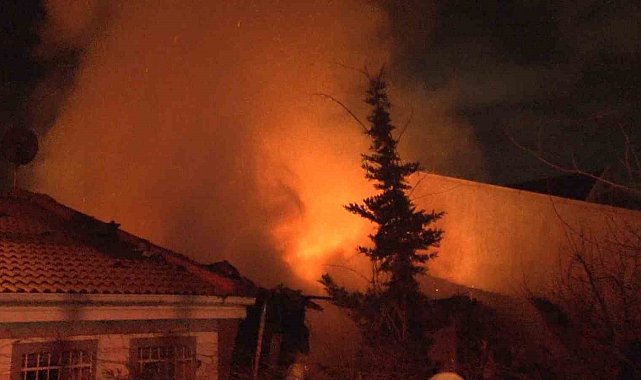 Beşiktaş'ta 3 katlı 2 ahşap bina alev alev yandı