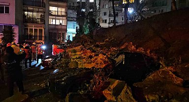 Beşiktaş'ta istinat duvarı 8 aracın üstüne çöktü