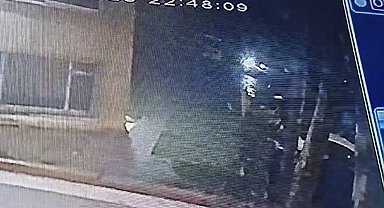 Beşiktaş'ta istinat duvarının 8 aracın üstüne çökme anları kamerada