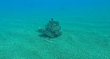 Beton borunun ayakları denizin altında balıkların yaşam alanı oldu