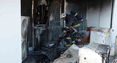 Beyaz eşya mağazasında çıkan yangında ürünler zarar gördü