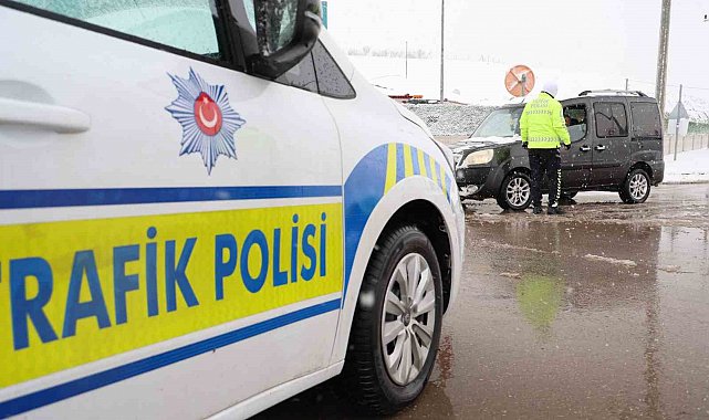 Beyaza bürünen Aksaray'da bazı yollar trafiğe kapatıldı