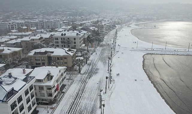 Beyaza bürünen Büyükçekmece'de kartpostallık kar manzarası