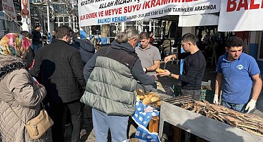 Beylikdüzü'nde kazada ölen torununun hayrı için yüzlerce balık ekmek dağıttı
