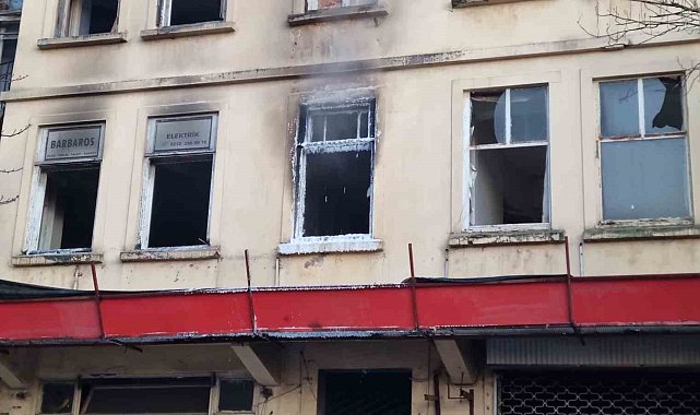 Beyoğlu'nda korkutan yangın kamerada
