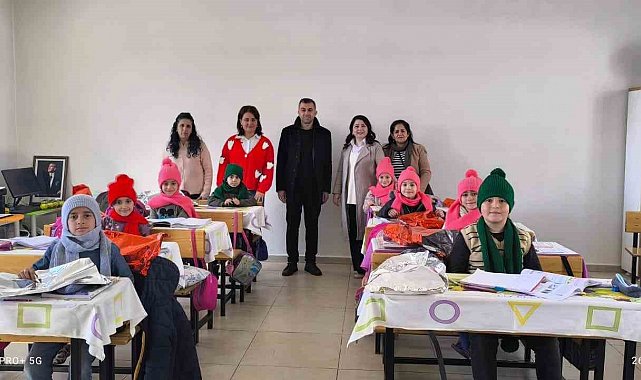 Beytüşşebap'ta çocuklara atkı ve bere dağıtıldı