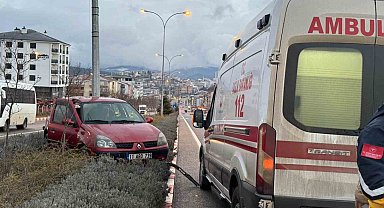 Bilecik'te kontrolden çıkan otomobil orta refüje çıkarak elektrik direğine çarptı