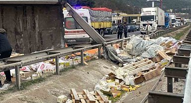 Bilecik'te tır devrildi, kuruyemiş ve baklagiller yola saçıldı