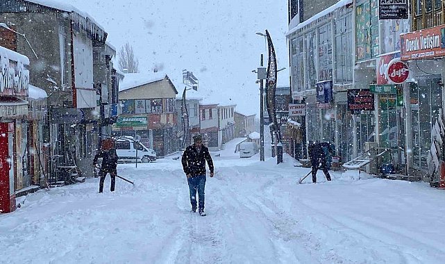 Bingöl'de kar esareti: Araçlar kar yığını altında kaldı