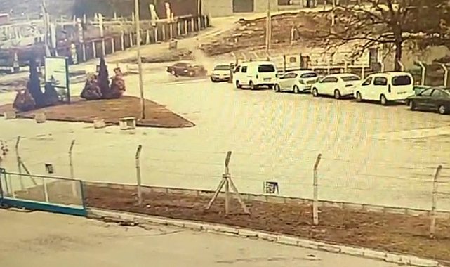 Bir anda geri geri kaymaya başlayan araç, arkasındaki otomobile çarptı