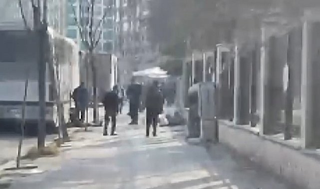 Birbirlerine bıçak ve silahla saldıran dolmuş şoförlerinin yardım bekledikleri anlar kamerada