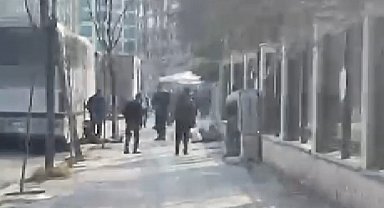 Birbirlerine bıçak ve silahla saldıran dolmuş şoförlerinin yardım bekledikleri anlar kamerada