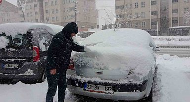 Bitlis'te kar yağışı: 196 köy yolu ulaşıma kapandı