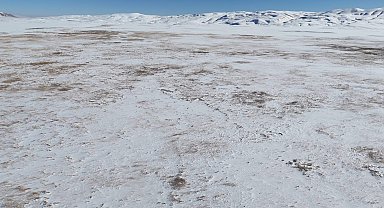 Bitlis'ye etkili olan soğuk havadan dolayı Cil Gölü'nün yüzeyi dondu