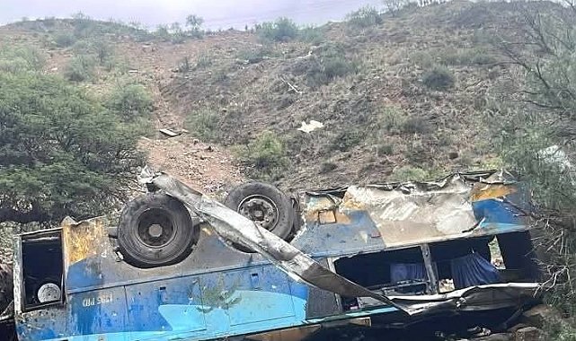 Bolivya'da yolcu otobüsü uçurumdan yuvarlandı: 31 ölü