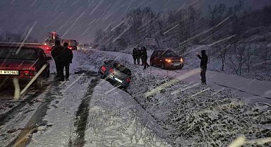 Bolu Dağı'nda kar yağışı aniden bastırdı, tırlar yolda kaldı