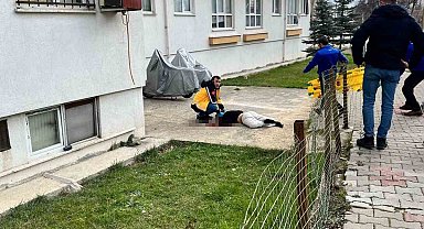 Bolu'da 5.kattan düşen genç, ağır yaralandı