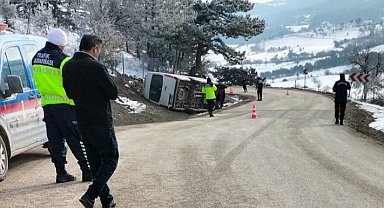 Bolu'da Erpiliç işçilerini taşıyan minibüs devrildi: 22 yaralı