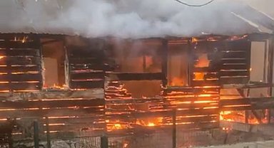 Bolu'da iki baraka alevlere teslim oldu