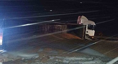 Buğday yüklü tır devrildi, Sivas-Kayseri karayolu trafiğe kapandı