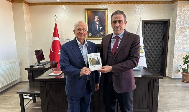 Burhaniye'de Yazar Yücel Aras, son kitabını Kaymakam Memiş'e takdim etti