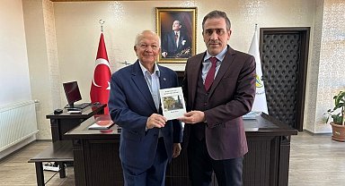 Burhaniye'de Yazar Yücel Aras, son kitabını Kaymakam Memiş'e takdim etti