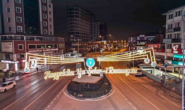 Bursa caddeleri 'Ramazan' için süslendi