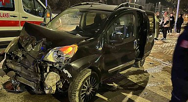Bursa'da hafif ticari araç otomobille çarpıştı: 4 yaralı