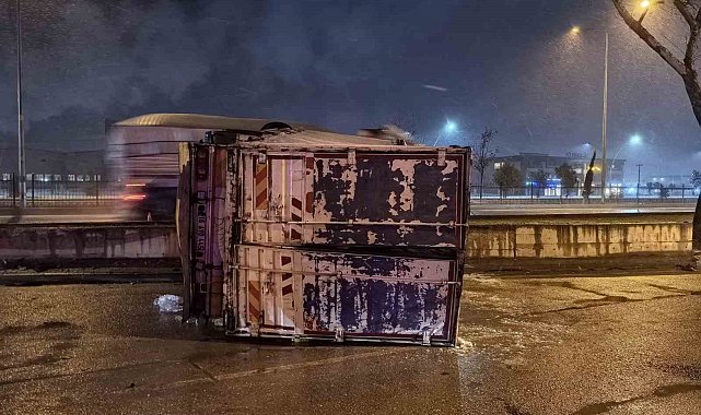Bursa'da içecek yüklü kamyon devrildi